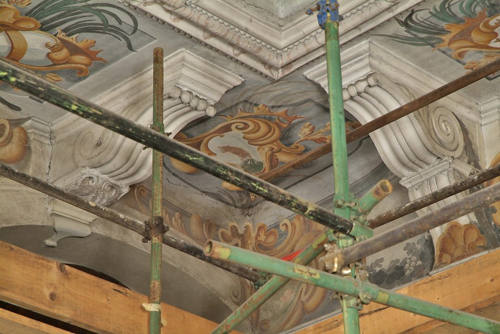 Particolare: soffitto scalone prima del restauro