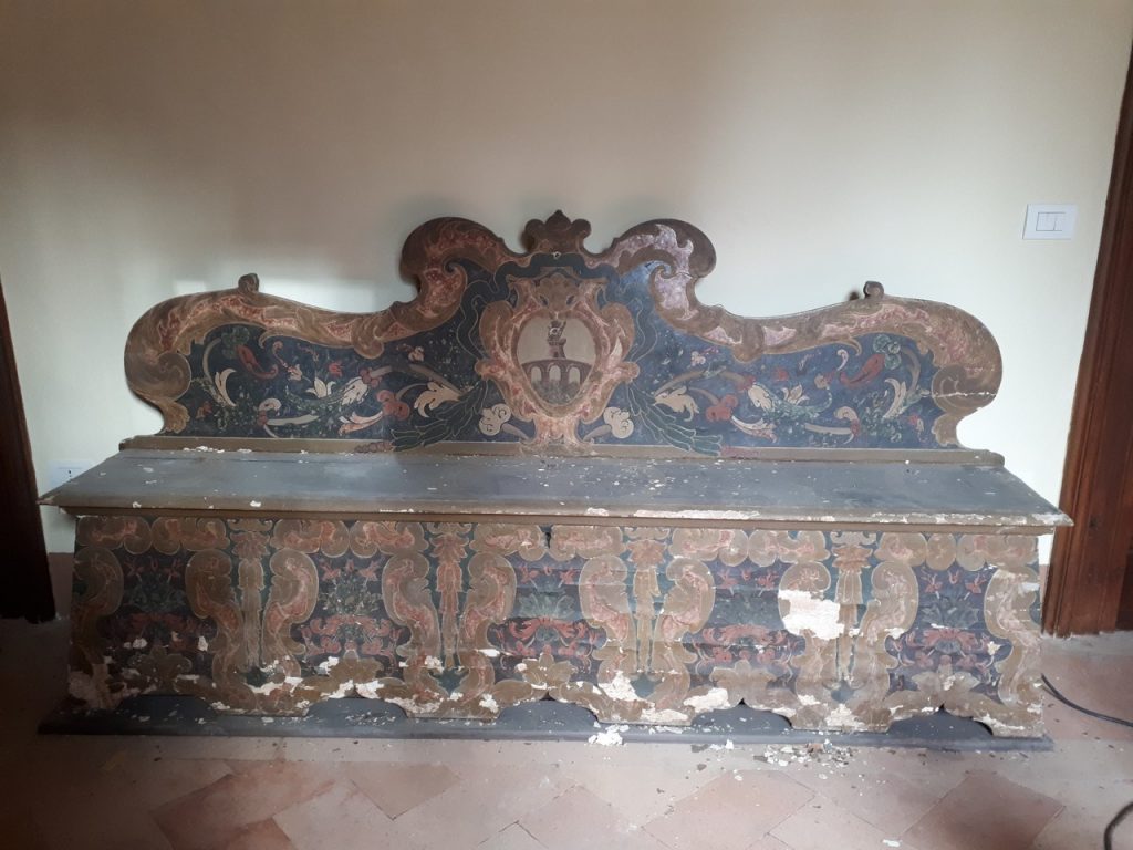 Restauro cassapanca umbra con schienale