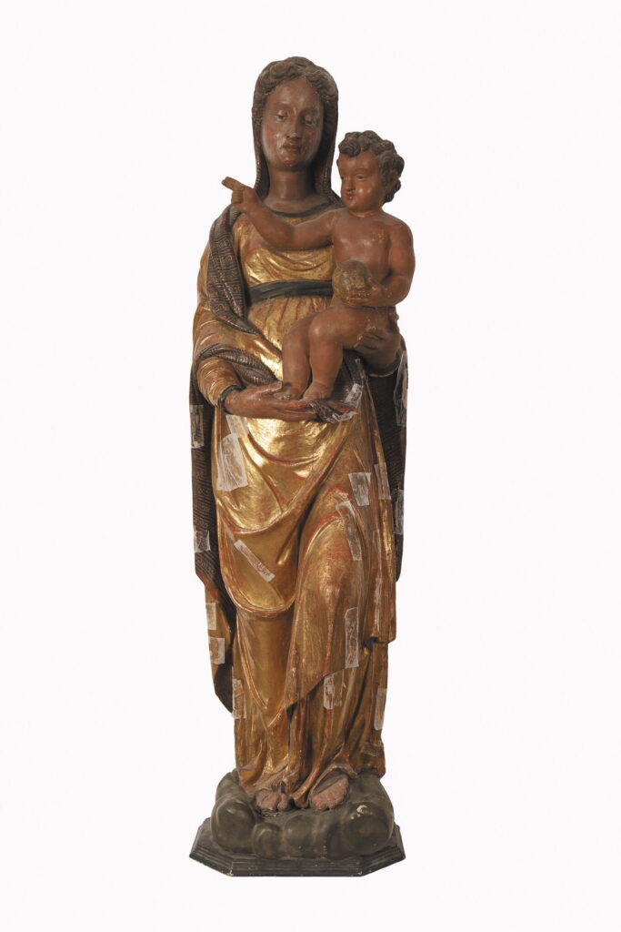 Scultura della Madonna del bambino prima del restuaro
